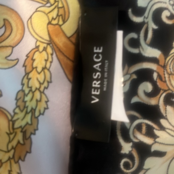 Versace women’s scarf brand new - Picture 5 of 5